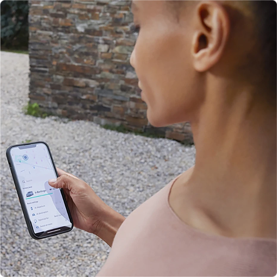Persona che utilizza uno smartphone per accedere ai servizi connessi Citroën per la gestione del veicolo e le funzionalità da remoto