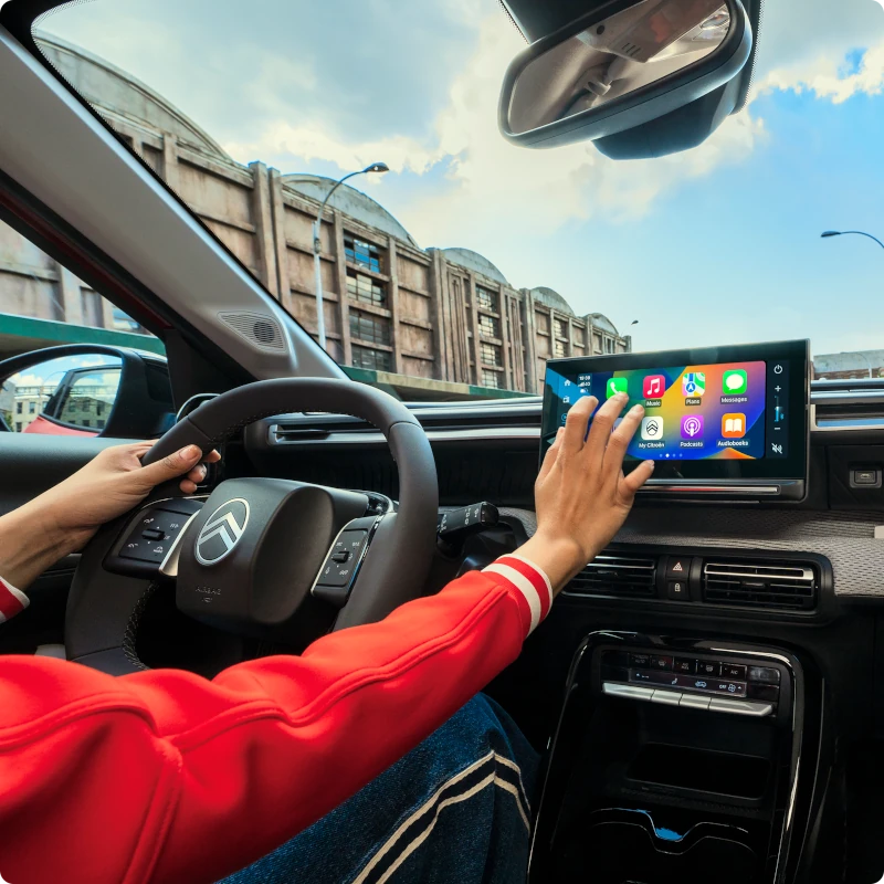 Vista di guida negli interni che illustra le tecnologie di sicurezza di Citroën, progettate per migliorare il comfort quotidiano nell'abitacolo, la sicurezza e la facilità di guida.