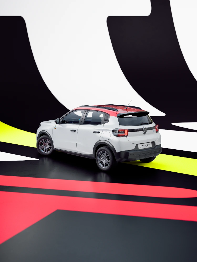 Vista posteriore di tre quarti di Citroën ë-C3 TONIC, edizione speciale della city car elettrica, con design compatto e dettagli esclusivi che ne esaltano la personalità.