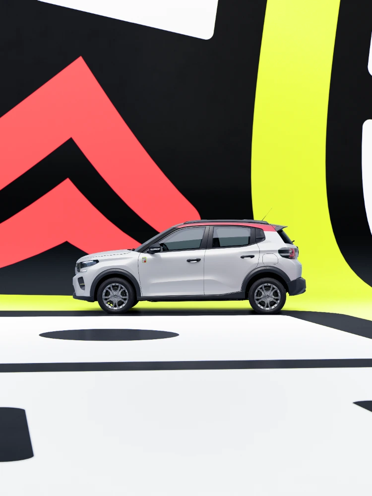 Vista laterale di Citroën ë-C3 TONIC, edizione speciale della city car elettrica, in ambientazione studio e con design compatto.