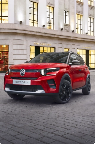 Vista frontale a tre quarti dall'alto della Citroën C3 compact SUV che mette in evidenza il cofano scolpito e l'illuminazione moderna per una mobilità sicura, efficiente e conveniente.