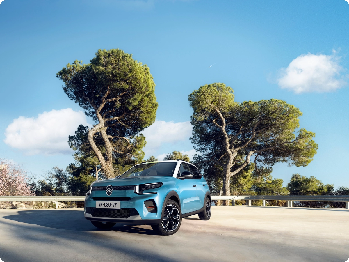 Vista anteriore tre quarti in esterno di Citroën C3 che evidenzia la disponibilità immediata, per una mobilità pratica, sicura e accessibile.