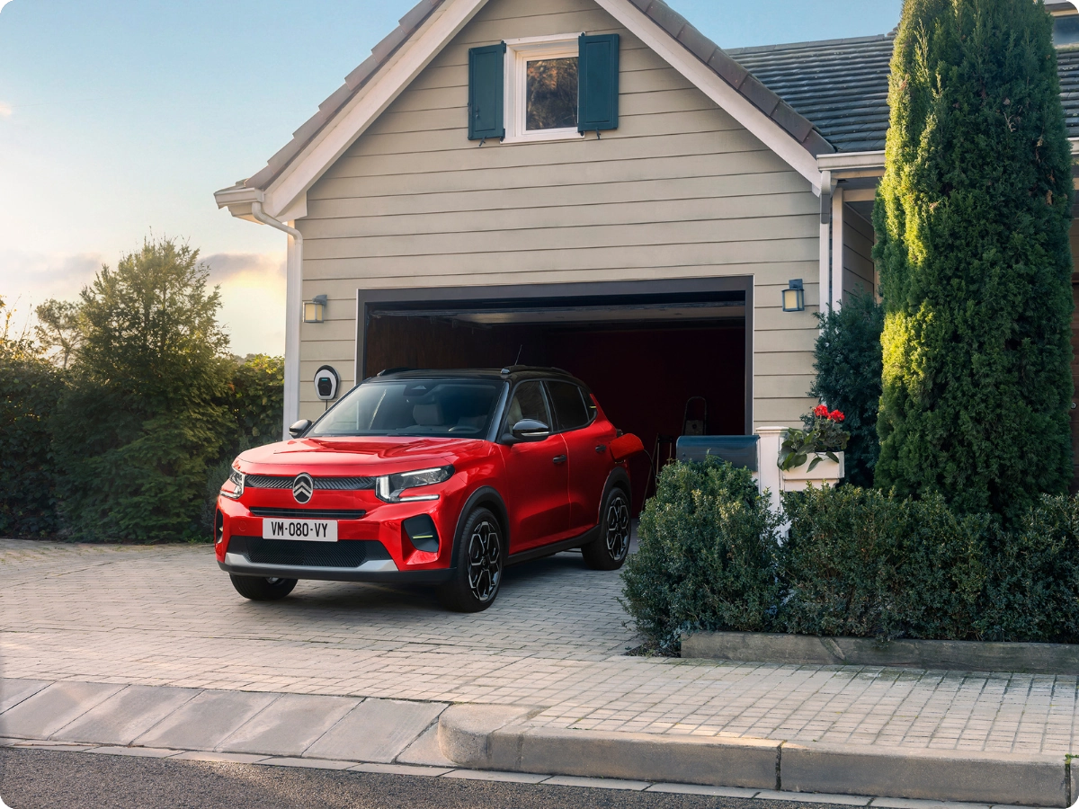 Vista anteriore di tre quarti in esterno di Citroën ë-C3 che mette in risalto il suo design moderno, per una mobilità urbana sicura, efficiente e accessibile.