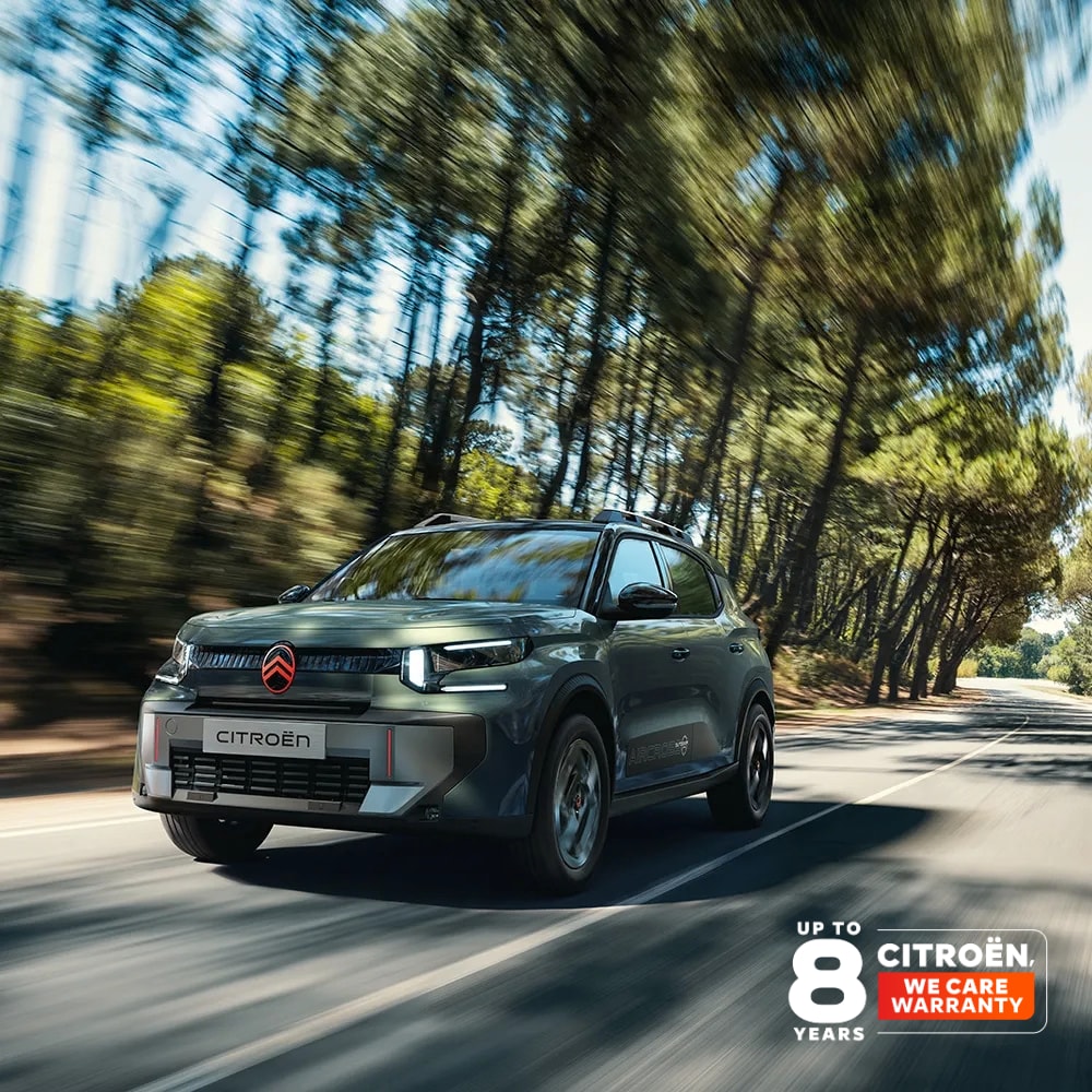 Vista anteriore di tre quarti della Citroën ë-C3 Aircross Outdoor, un SUV spazioso, versatile e confortevole dal design innovativo, ideale per i viaggi in famiglia