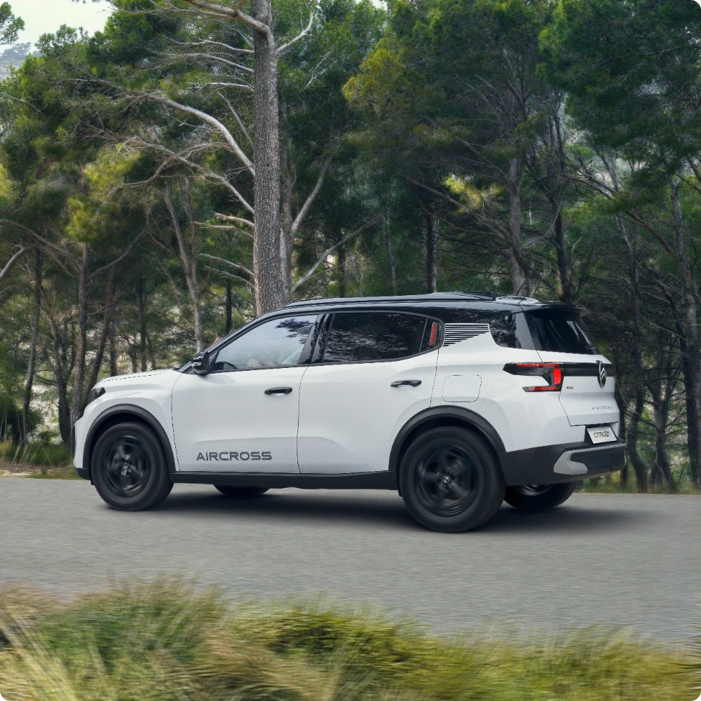 Vista laterale e posteriore a tre quarti in guida della Citroën C3 Aircross Hybrid SUV che mette in evidenza le prestazioni fluide con assistenza elettrica per una mobilità sicura, versatile e conveniente.