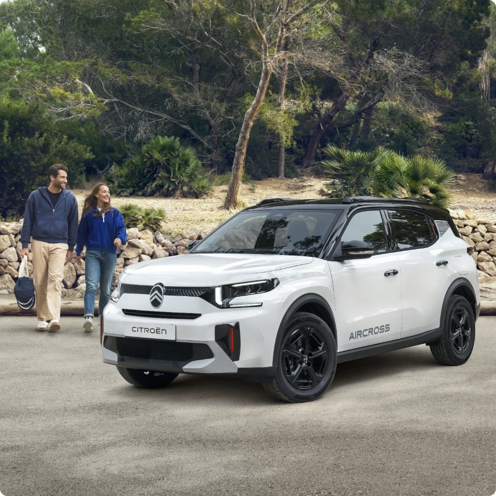 Vista anteriore di tre quarti di Citroën C3 Aircross Hybrid che illustra una guida fluida con assistenza elettrica, per una mobilità comoda, sicura e accessibile.