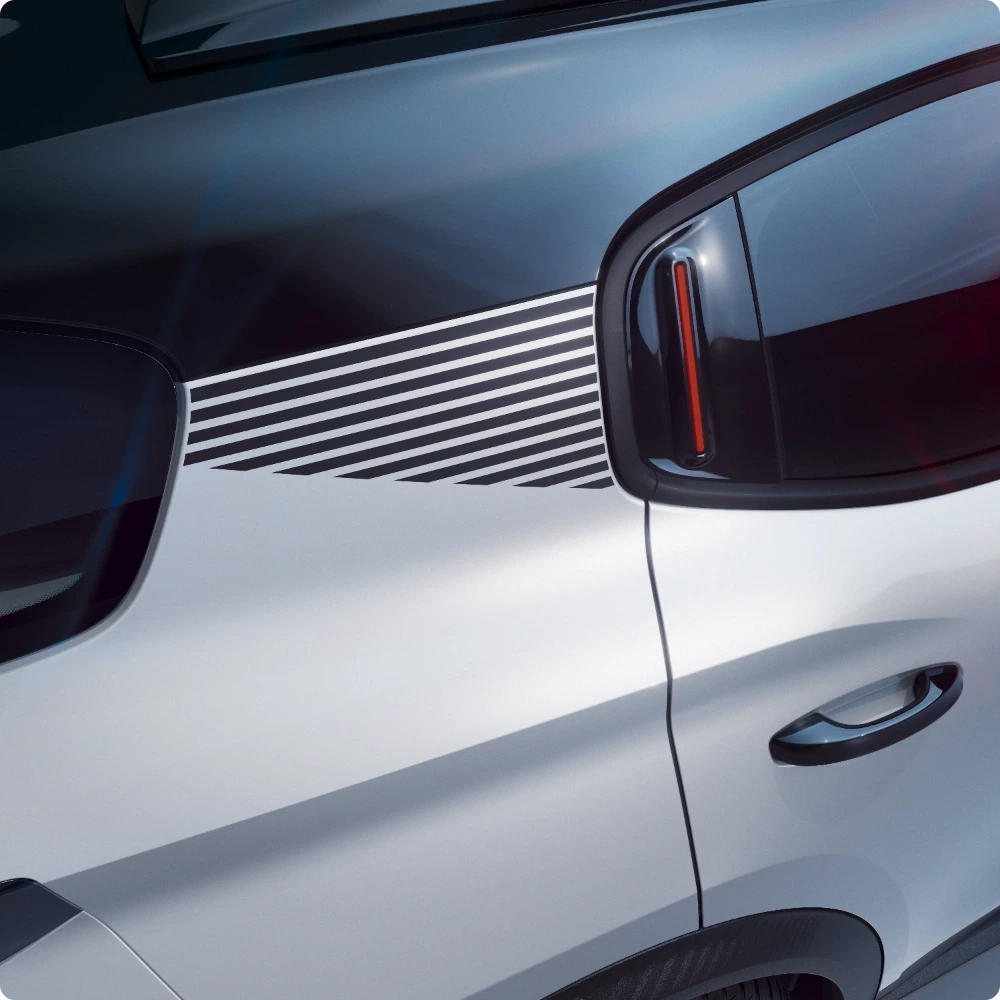 Vista esterna di dettaglio frontale e posteriore a tre quarti della Citroën C3 Aircross SUV che mette in evidenza lo stile robusto per una mobilità quotidiana sicura, versatile e conveniente.