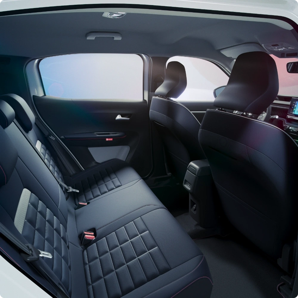 Vista interna posteriore di Citroën C3 Aircross che mette in risalto l’ampia configurazione lounge dei sedili, per una mobilità nei lunghi viaggi rilassante, confortevole e accessibile.