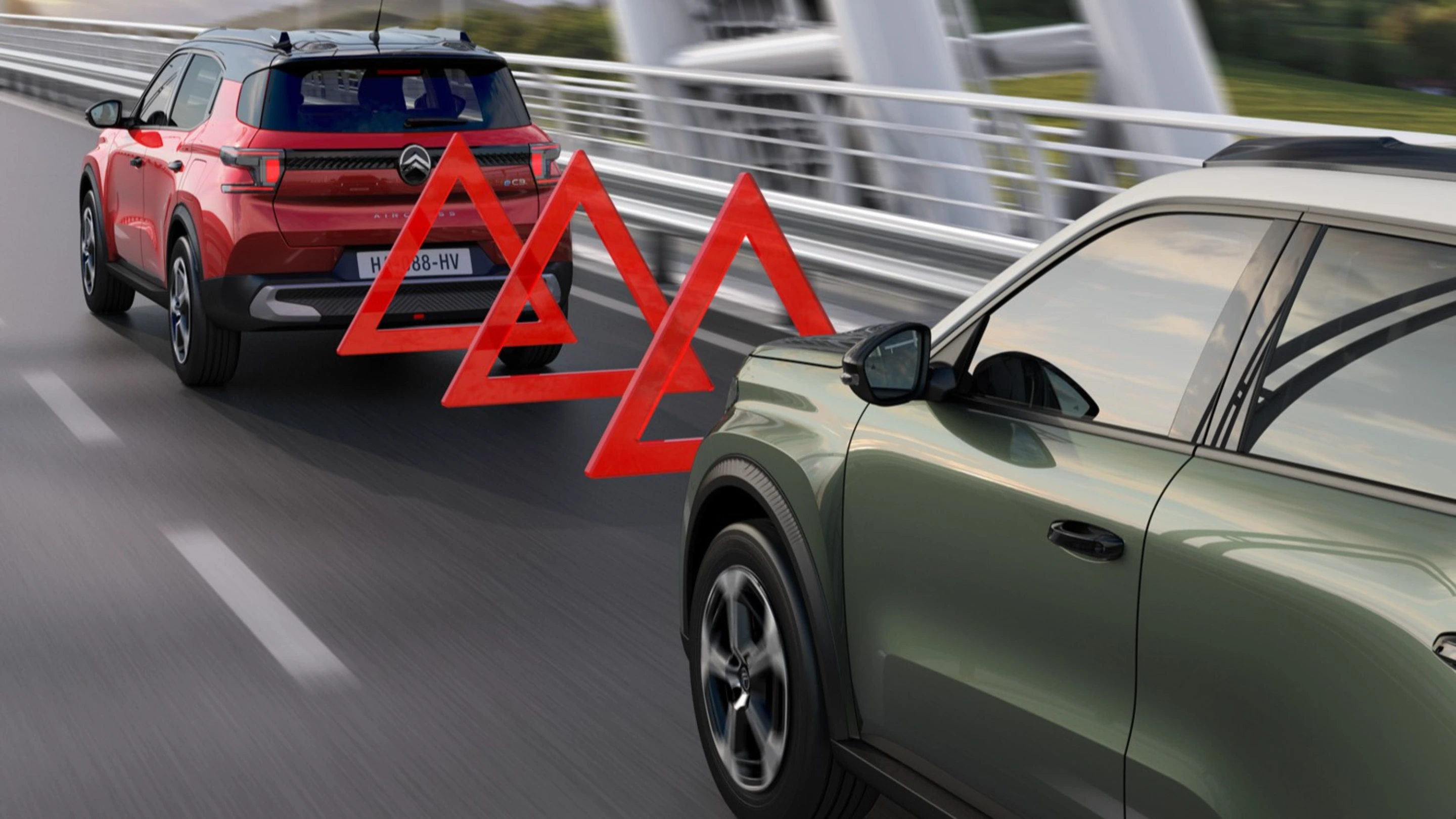 Vista in autostrada di Citroën C3 Aircross che mette in risalto l’allerta rischio collisione frontale, per una guida quotidiana più sicura, affidabile e accessibile.