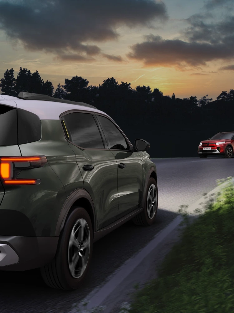 Vista di guida notturna di Citroën C3 Aircross che mette in risalto i fari automatici, per una mobilità quotidiana più sicura, affidabile e accessibile.