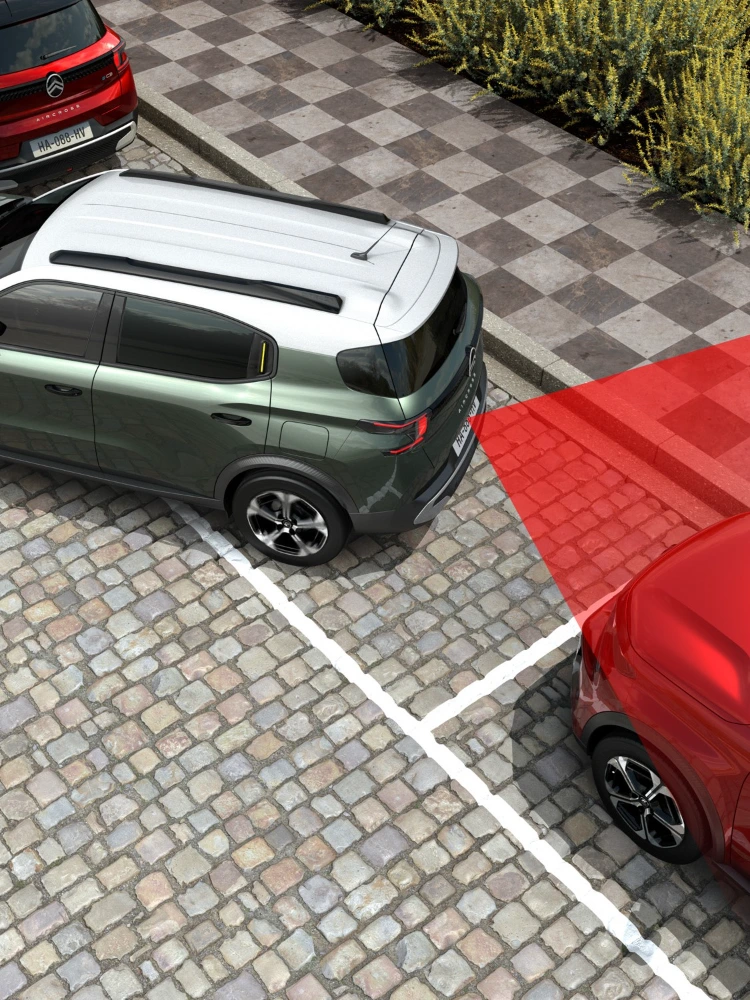 Vista di parcheggio posteriore di Citroën C3 Aircross che mette in risalto l’allerta traffico trasversale, per manovre più sicure, affidabili e accessibili.