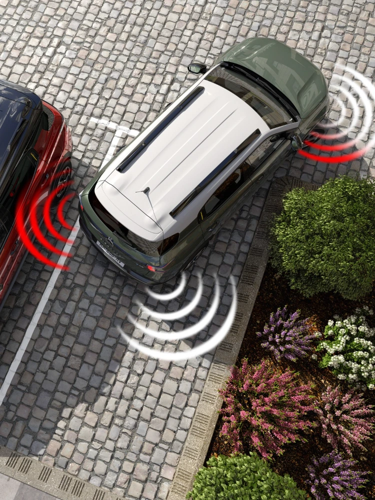 Vista dall'alto in parcheggio di Citroën C3 Aircross che illustra rilevamento degli ostacoli per manovre quotidiane più sicure, pratiche e accessibili.