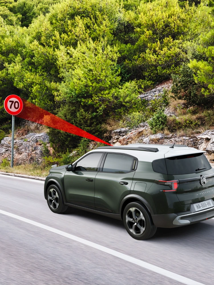 Vista laterale in movimento di Citroën C3 Aircross che mostra riconoscimento dei limiti di velocità per una mobilità quotidiana più sicura, informata e accessibile.