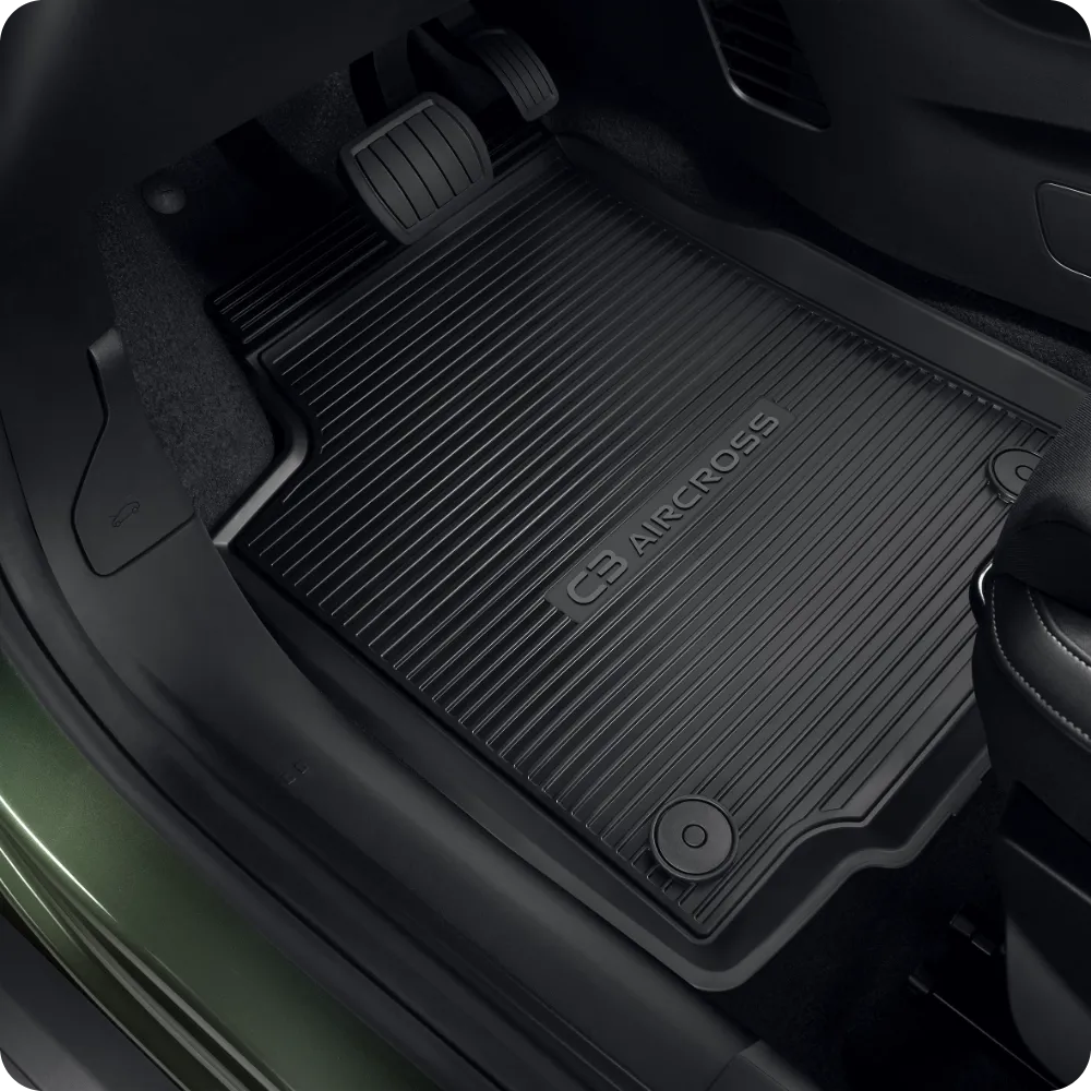 Primo piano dell’interno di Citroën C3 Aircross con tappetini all-weather che offrono una protezione del pavimento resistente, duratura e accessibile.