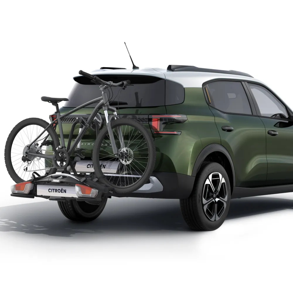 Vista posteriore di Citroën C3 Aircross con portabici che mostra un trasporto bici semplice, per una mobilità versatile, attiva e accessibile.