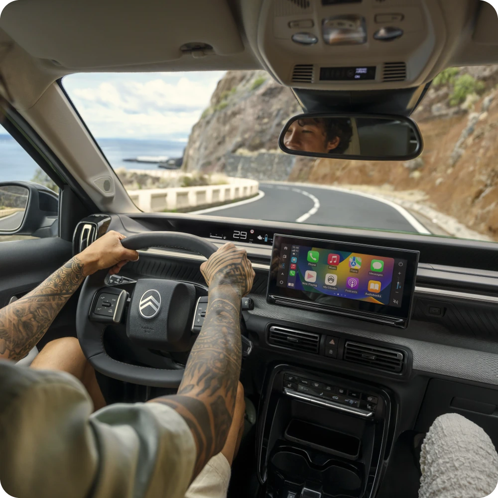 Vista cockpit interna di Citroën C3 Aircross che illustra le tecnologie di sicurezza di Citroën progettate per migliorare una guida sicura, confortevole e accessibile.