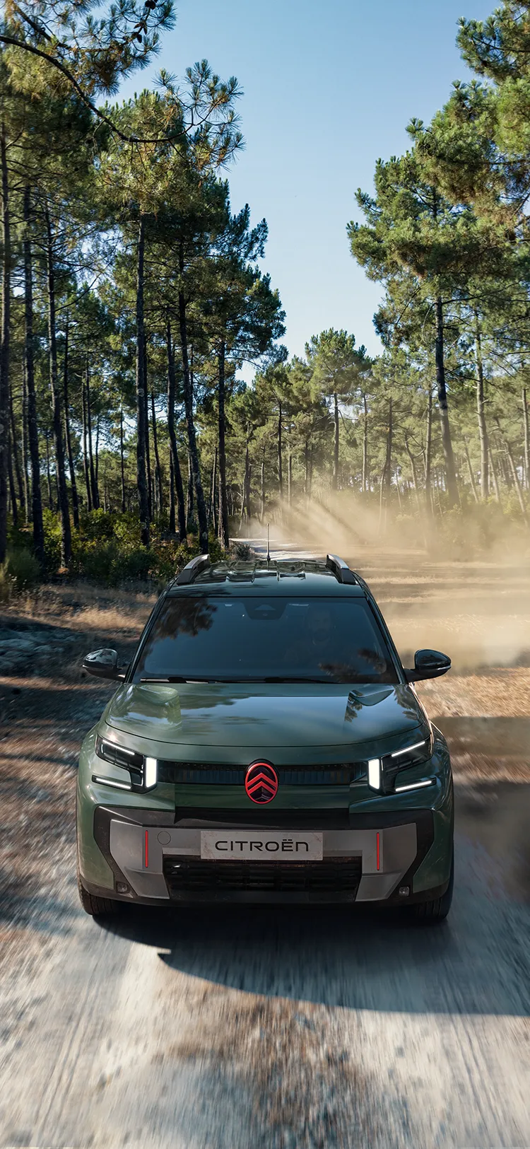 Vista aerea frontale della Citroën C3 Aircross: firma luminosa a LED, Advanced Comfort e carattere da SUV familiare su un sentiero nel bosco