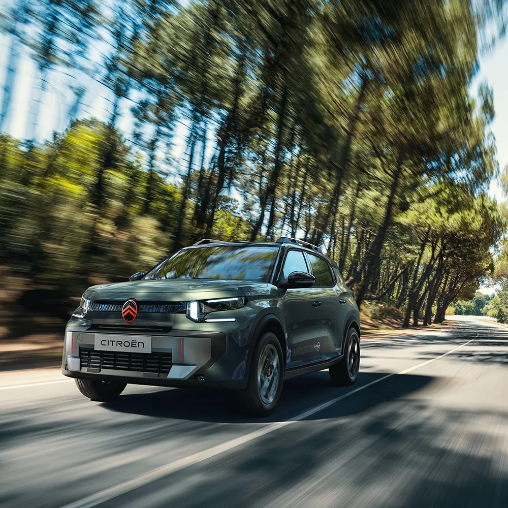 Vista anteriore di tre quarti della Citroën C3 Aircross Outdoor, un SUV spazioso, versatile e confortevole dal design innovativo, ideale per i viaggi in famiglia