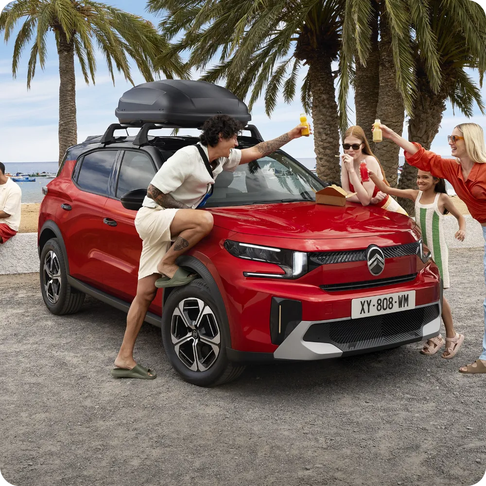 Vista esterna di Citroën C3 Aircross equipaggiata con barre al tetto e box da tetto, che mette in risalto una capacità di viaggio versatile, spaziosa e accessibile.