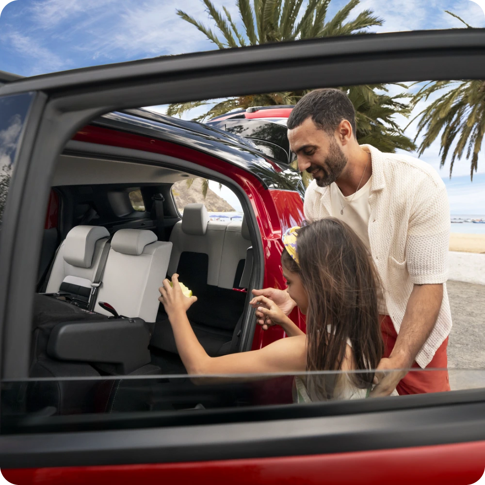 Vista di accesso posteriore di Citroën C3 Aircross che mette in risalto la versatilità a sette posti, per una mobilità quotidiana pratica, familiare e accessibile.