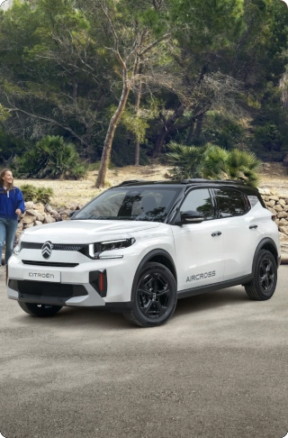 Vista frontale a tre quarti della Citroën C3 Aircross SUV che mostra il design crossover deciso per una mobilità quotidiana sicura, moderna e conveniente.