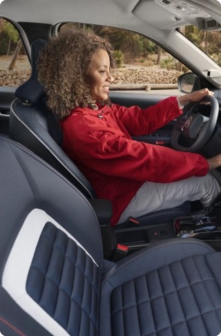 Vista interna posteriore e frontale della Citroën C3 Aircross SUV che mostra i sedili confortevoli per viaggi lunghi rilassati e una mobilità quotidiana conveniente.