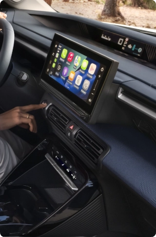 Vista ravvicinata del cockpit frontale della Citroën C3 Aircross SUV che mette in evidenza il grande schermo infotainment per una mobilità quotidiana intuitiva, connessa e conveniente.