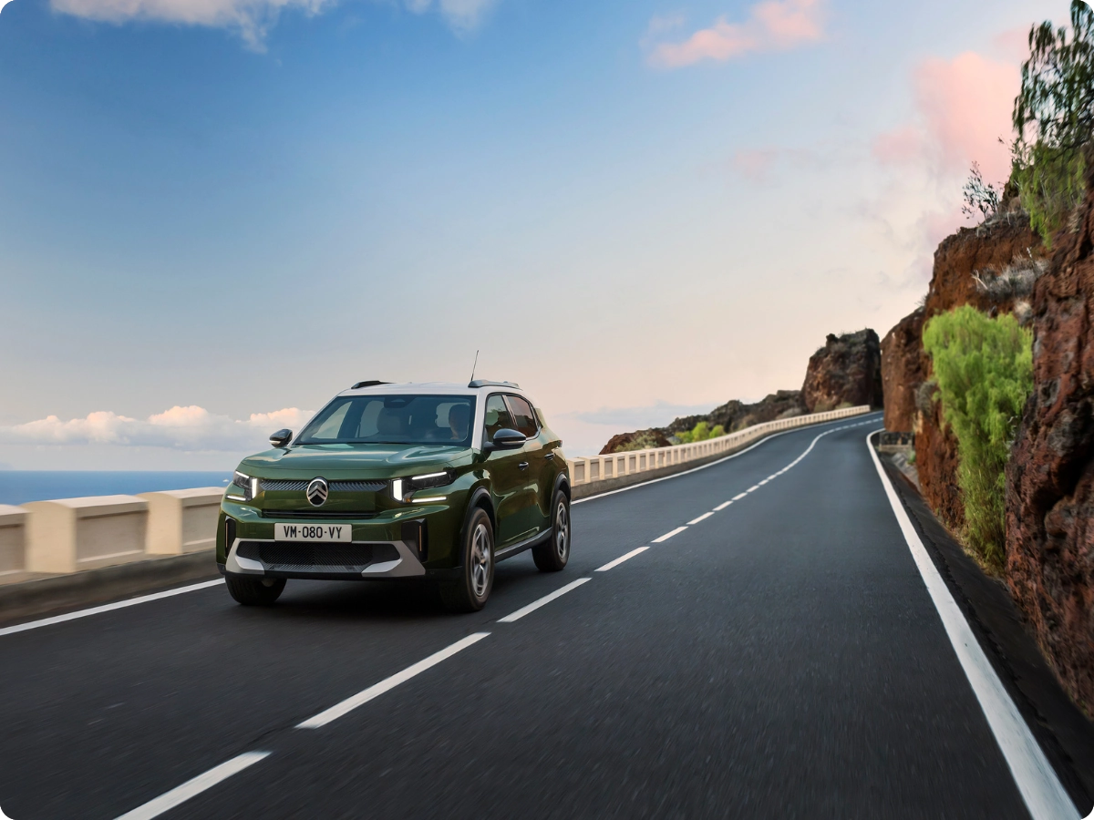 Vista frontale in movimento di Citroën C3 Aircross che mette in risalto la disponibilità immediata, per una mobilità quotidiana fluida, sicura e accessibile.