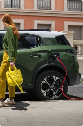 Vista laterale in ricarica di Citroën ë-C3 Aircross che mette in risalto easy plug‑in access per una mobilità comodae, efficientee e accessibile.