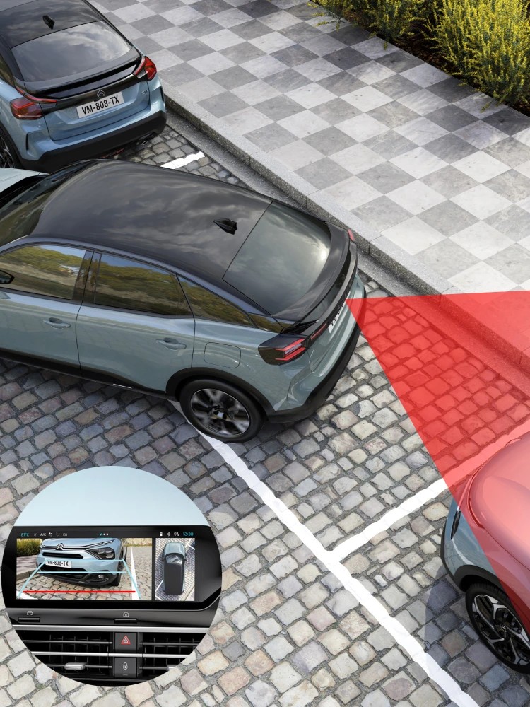 Vista posteriore dall'alto del Berlingo Kiama Blue con telecamera posteriore che migliora visibilità, sicurezza, tecnologia e un parcheggio assistito sicuro