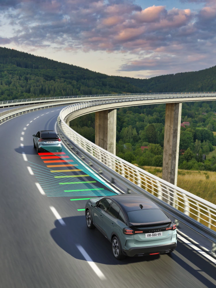 Vista posteriore a tre quarti del Berlingo con Lane Departure Warning che migliora sicurezza, visibilità, efficienza e il mantenimento di corsia assicurato