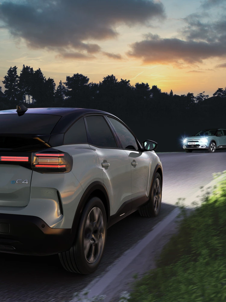 Vista posteriore a tre quarti del Berlingo con High Beam Assist che migliora la visibilità notturna, sicurezza, tecnologia e una guida sicura