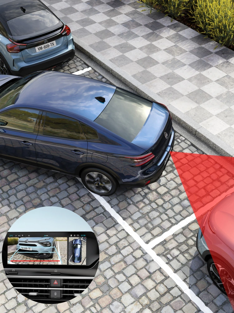 Vista dall'alto della Citroën ë-C4 X con la telecamera posteriore 180° che assiste nelle manovre di parcheggio in sicurezza