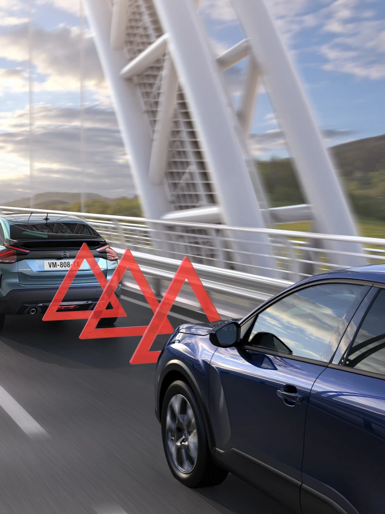 Citroën ë-C4 X che rileva un veicolo davanti con il Forward Collision Warning attivo per una guida più sicura