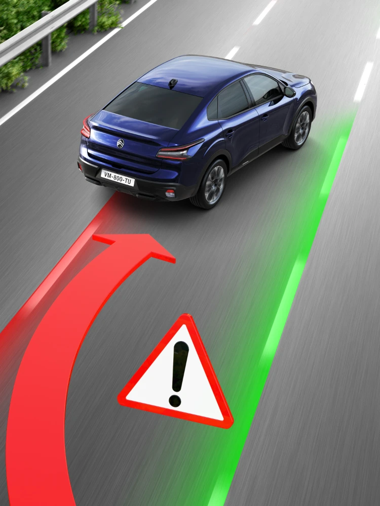 Citroën ë-C4 X con avviso Lane Departure Warning attivo mentre il veicolo si avvicina alle linee di carreggiata