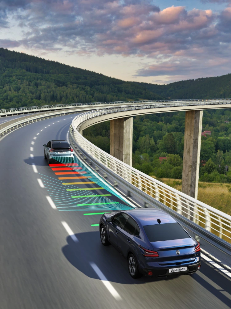Citroën ë-C4 X con Drive Assist Level 2, cruise control adattivo e assistenza al mantenimento della corsia in autostrada