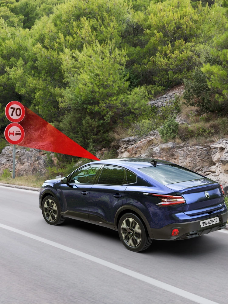 Citroën ë-C4 X che riconosce più segnali di velocità e limitazioni con l'Extended Traffic Sign Recognition