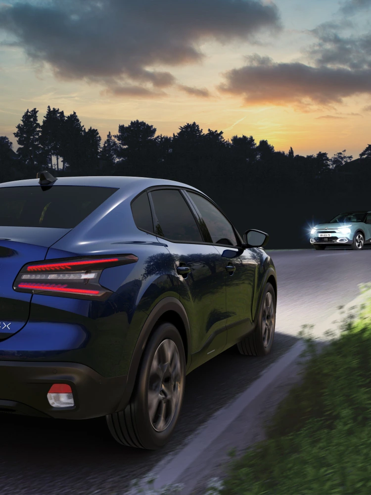 Citroën ë-C4 X in marcia di notte con il sistema High Beam Assist che illumina la strada in sicurezza