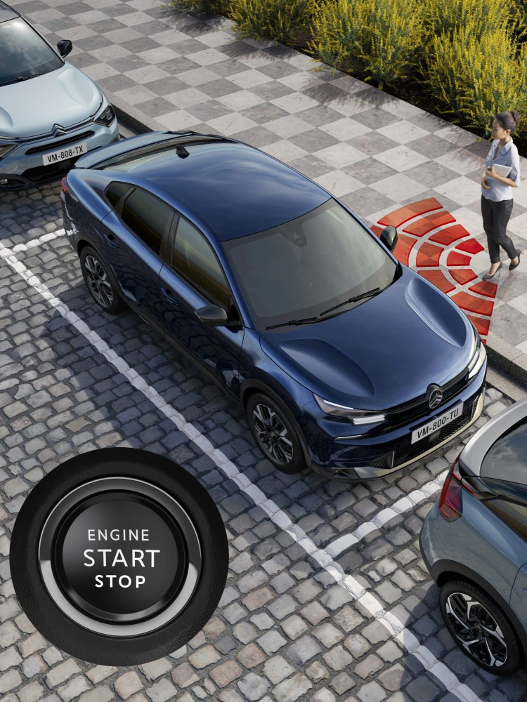 Vista dall'alto della Citroën ë-C4 X parcheggiata, che mette in evidenza il sistema Proximity Keyless Entry e Start