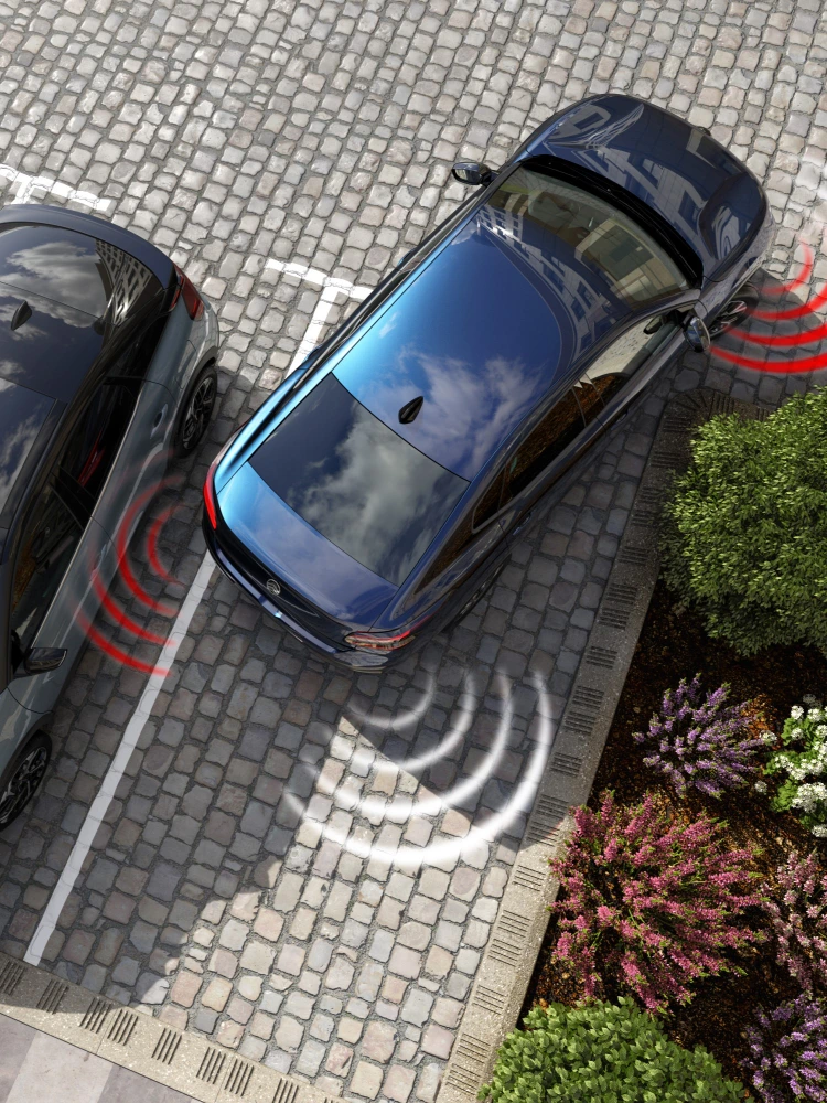 Vista dall'alto della Citroën ë-C4 X con i sensori di parcheggio anteriori e posteriori attivi durante le manovre