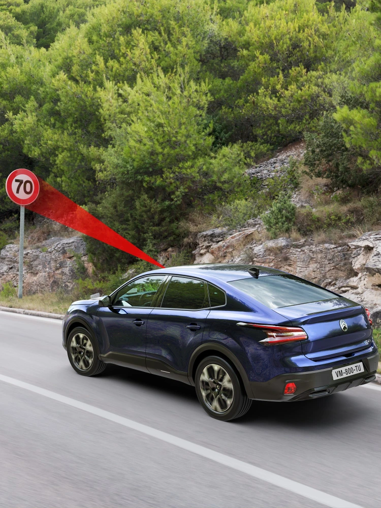 Citroën ë-C4 X che rileva un segnale di velocità 70 km/h con il Traffic Sign Recognition attivo