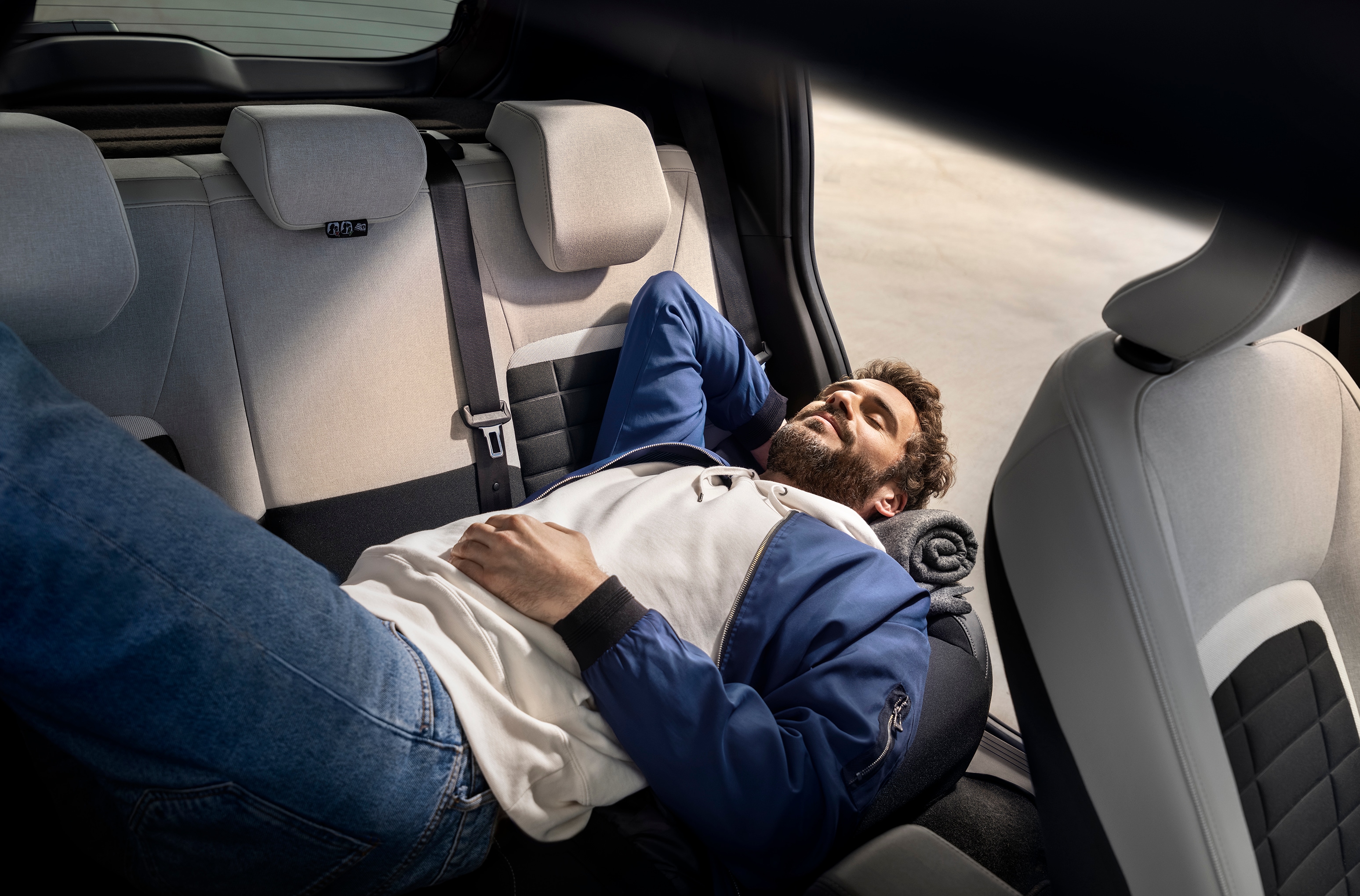 Vista degli interni di Citroën ë-C3 che mette in evidenza il comfort dei sedili reclinabili, per una mobilità urbana rilassata e accessibile.