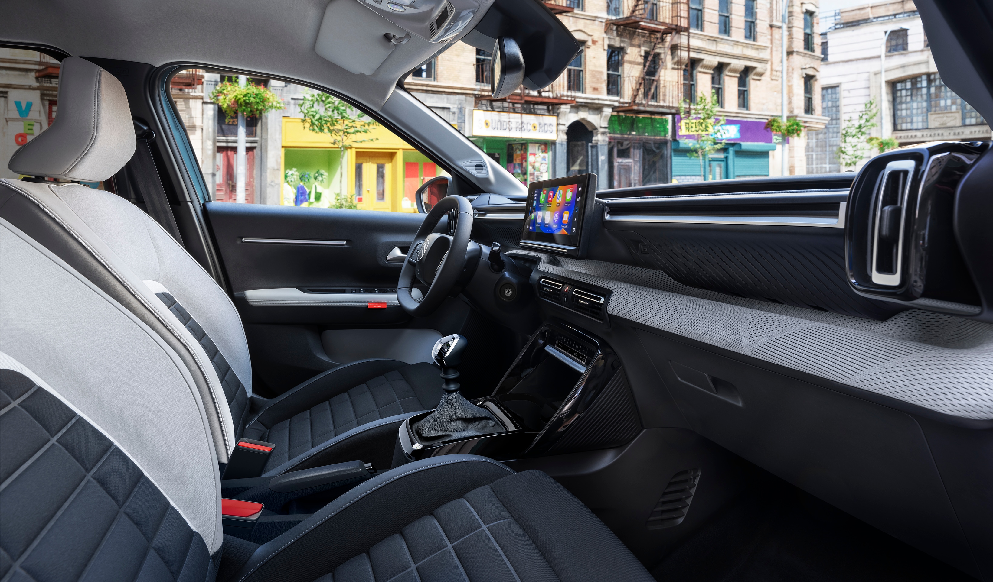 Vista cockpit degli interni di Citroën ë-C3 che mette in evidenza il design moderno della plancia, per una guida urbana intuitiva, confortevole e accessibile.