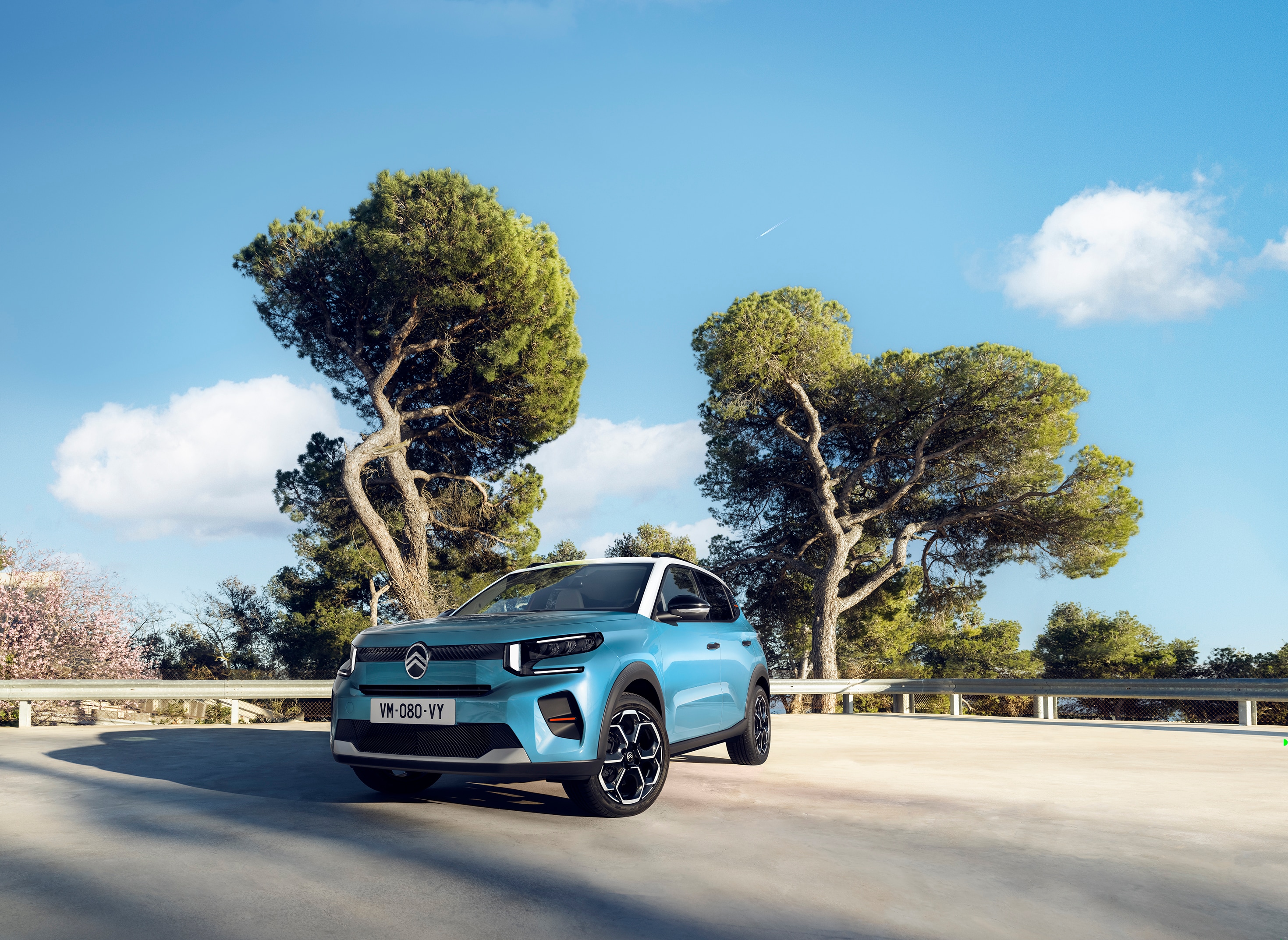 Vista anteriore di tre quarti di Citroën ë-C3 che mette in evidenza uno stile moderno, per una mobilità quotidiana sicura e accessibile.