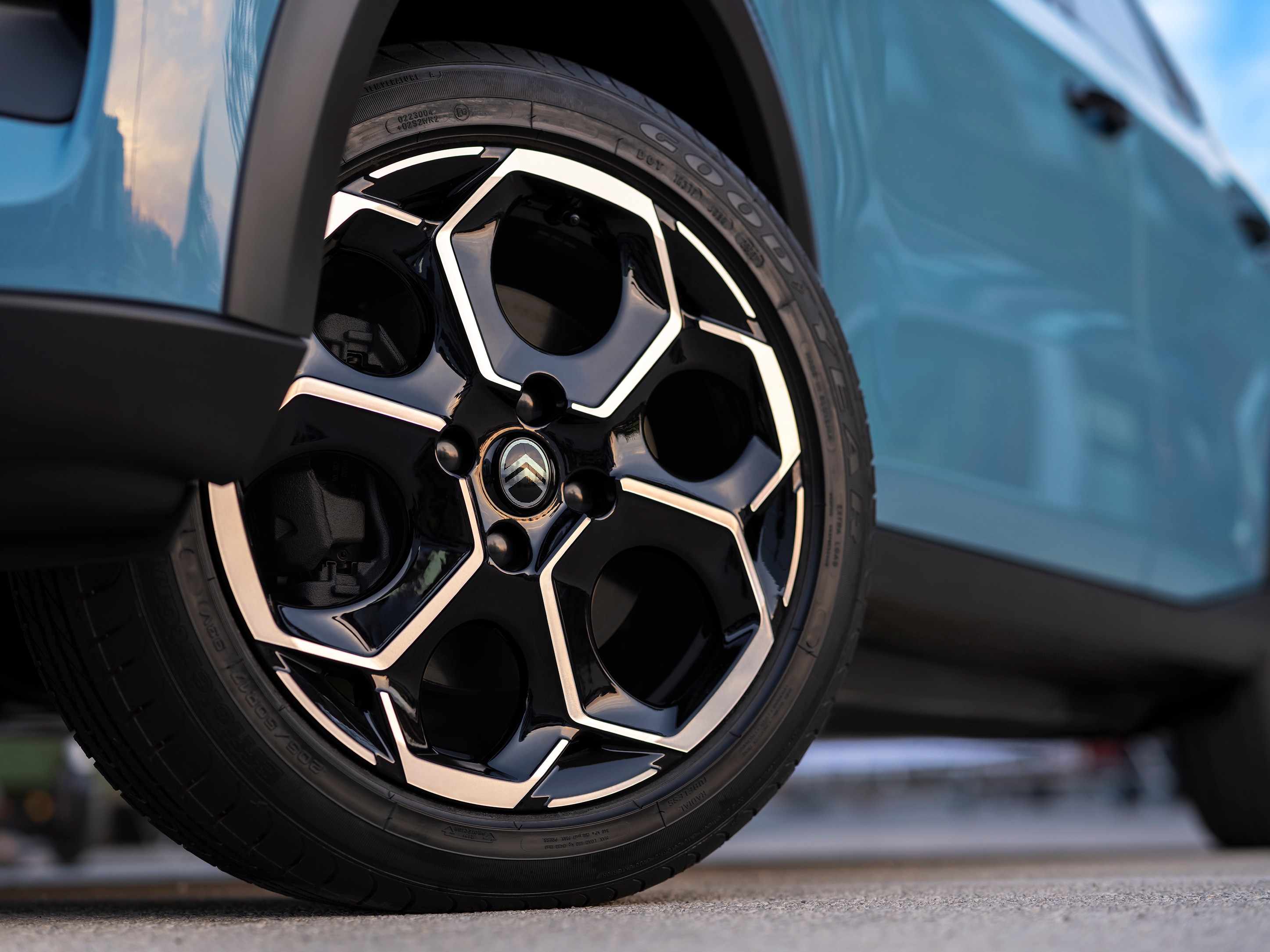 Vista ravvicinata del cerchio in lega di Citroën ë-C3 che mette in evidenza un design moderno, per una mobilità urbana stilosa e accessibile.