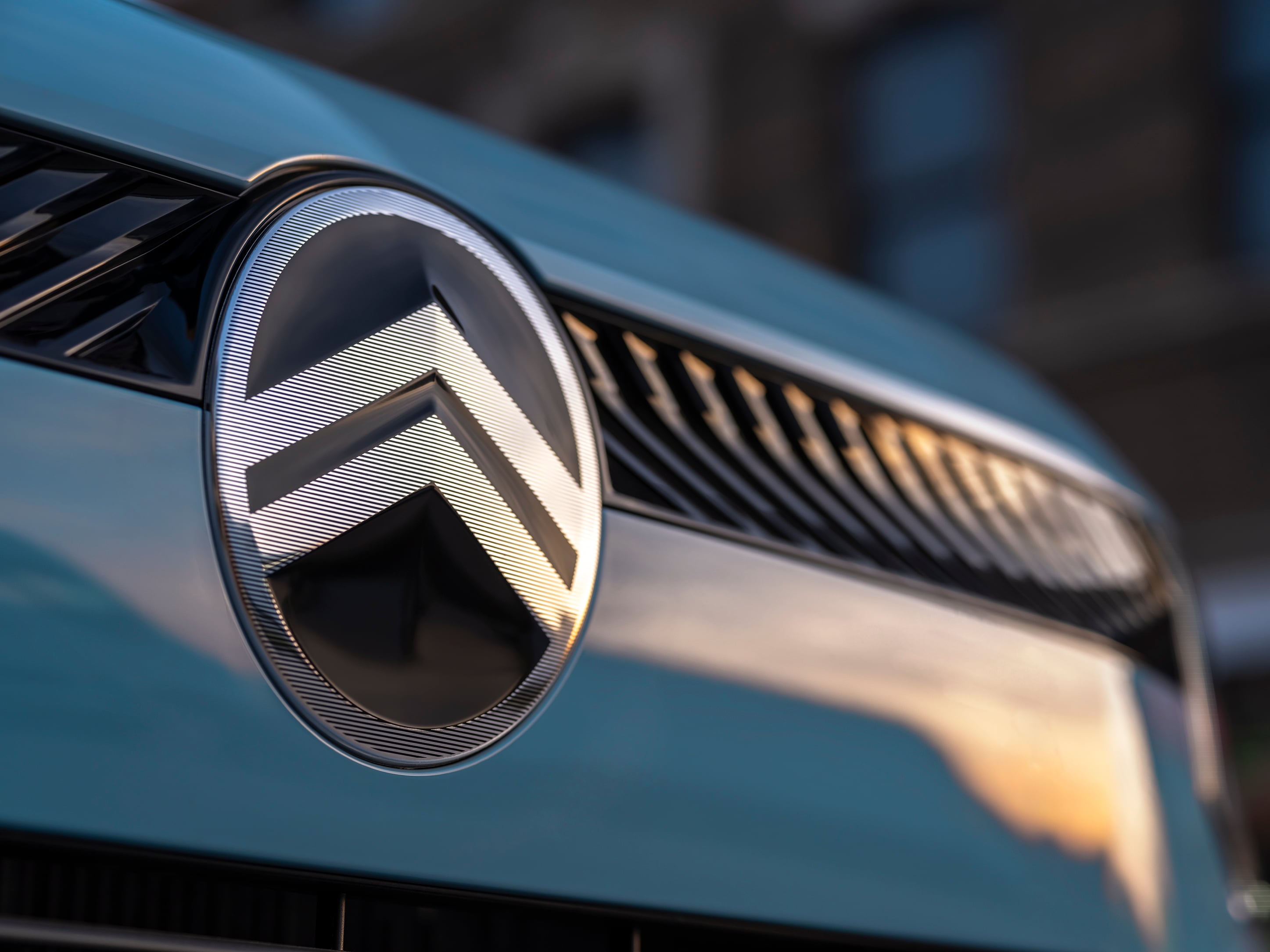 Primo piano frontale di Citroën ë-C3 che mostra il nuovo design dell’emblema, per una mobilità urbana moderna e accessibile.