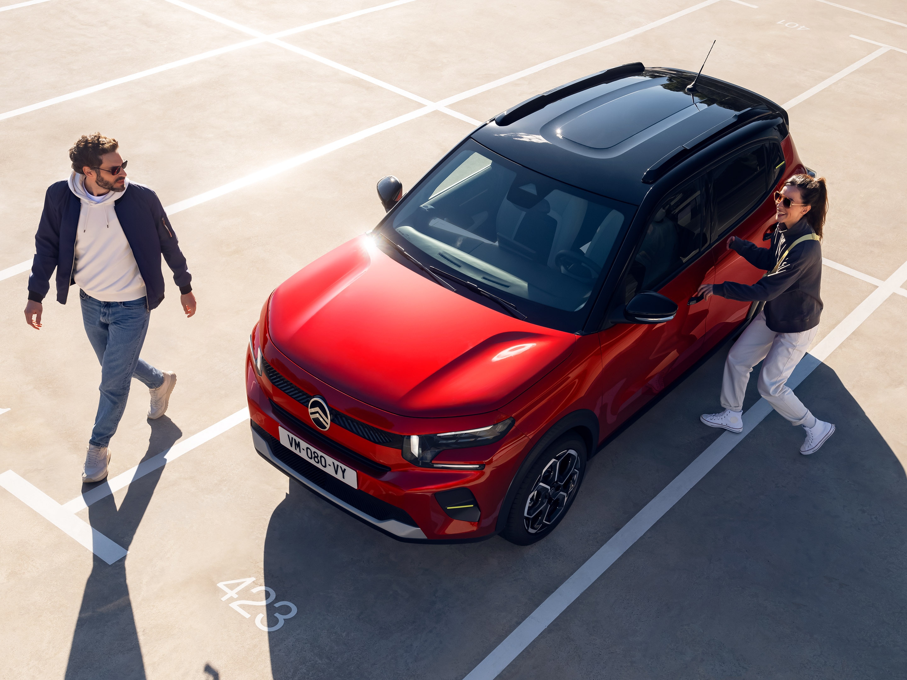Vista dall’alto di Citroën ë-C3 che mette in evidenza la compattezza e agilità della vettura, per una mobilità urbana quotidiana pratica e accessibile.