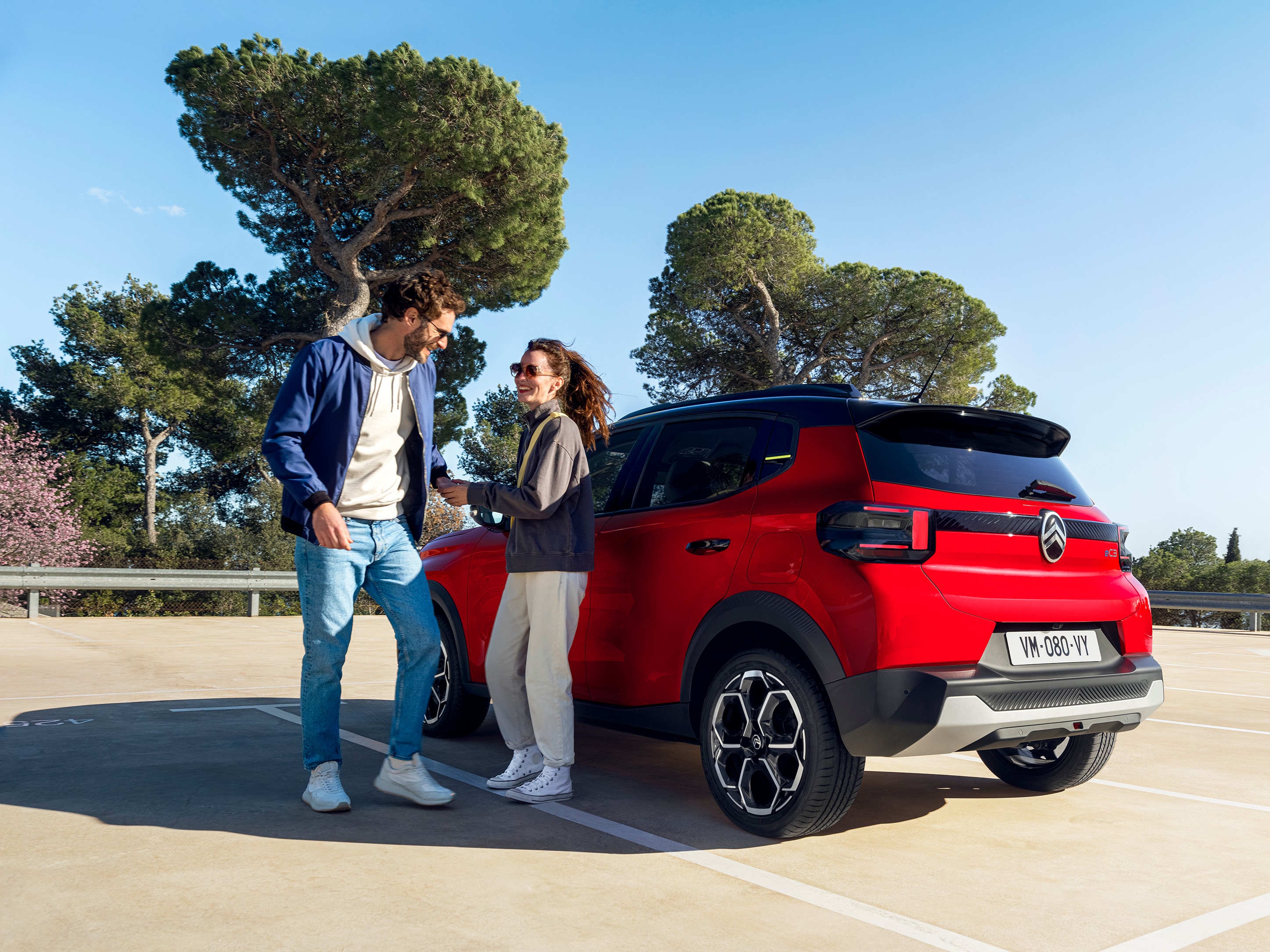 Vista posteriore di tre quarti di Citroën ë-C3 che mette in evidenza il suo stile moderno, per una mobilità urbana quotidiana rilassata e accessibile.