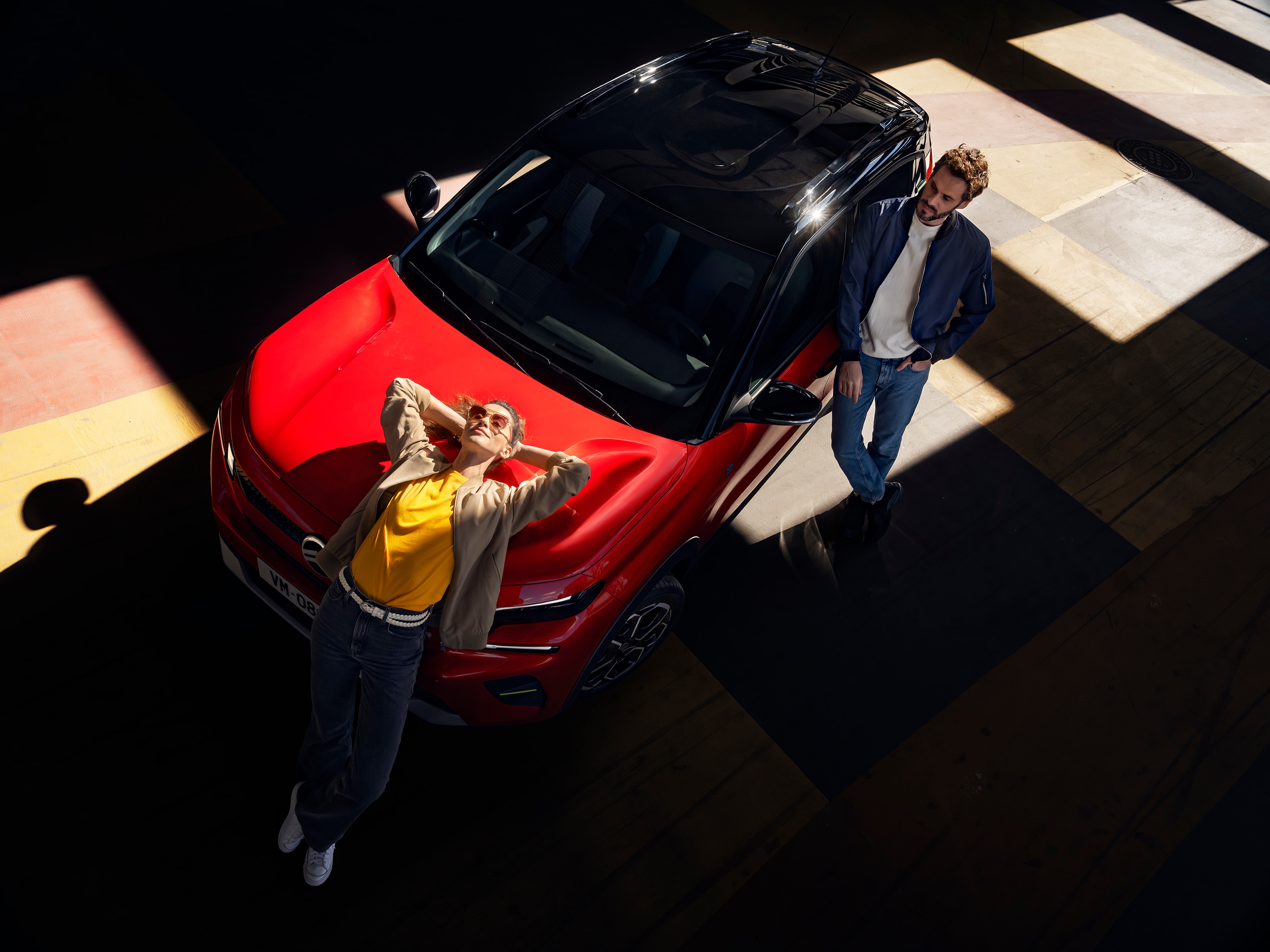 Vista dall’alto della Citroën ë-C3 che mette in evidenza il design bicolore, per una mobilità urbana quotidiana rilassata e accessibile.