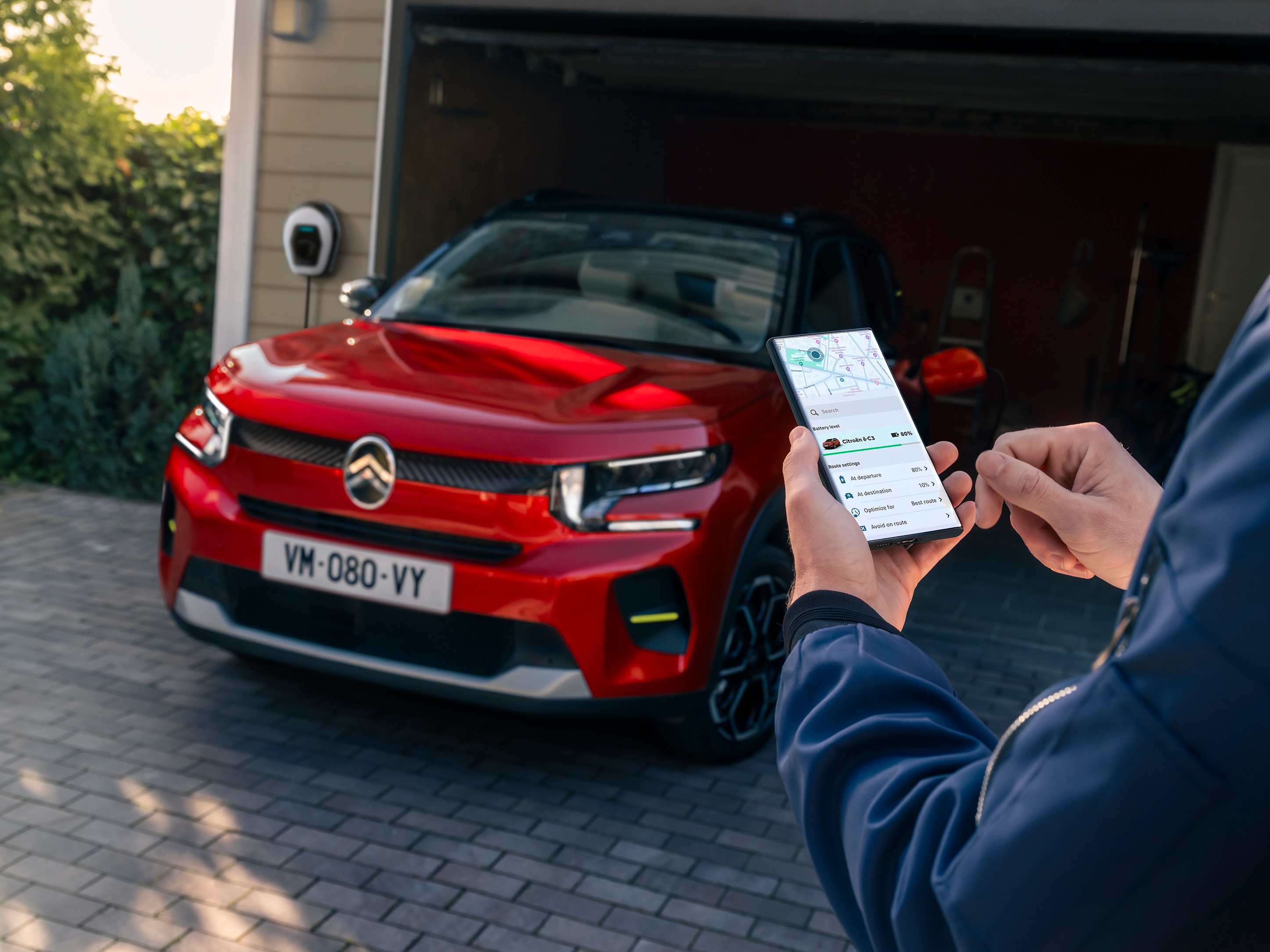 Vista di ricarica di Citroën ë-C3 che mette in evidenza il controllo tramite app connessa, per una mobilità quotidiana più intelligente, conveniente e accessibile.